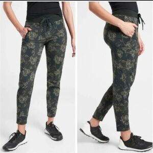 Athleta Trekkie North Printed Jogger in Dark Green Size 6
